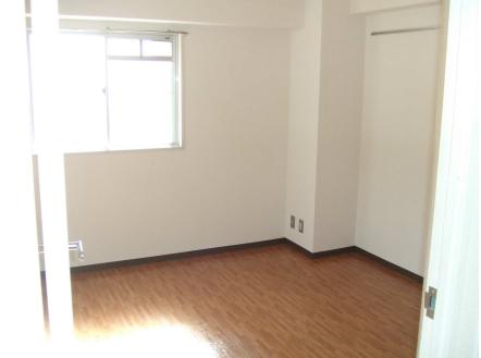 �L���s���䎡�R�{���̒��݃}���V����