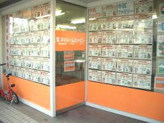 �I�����W�̃h�A���f�G�Ȓ��ݕ����ւ̓�����ł��B